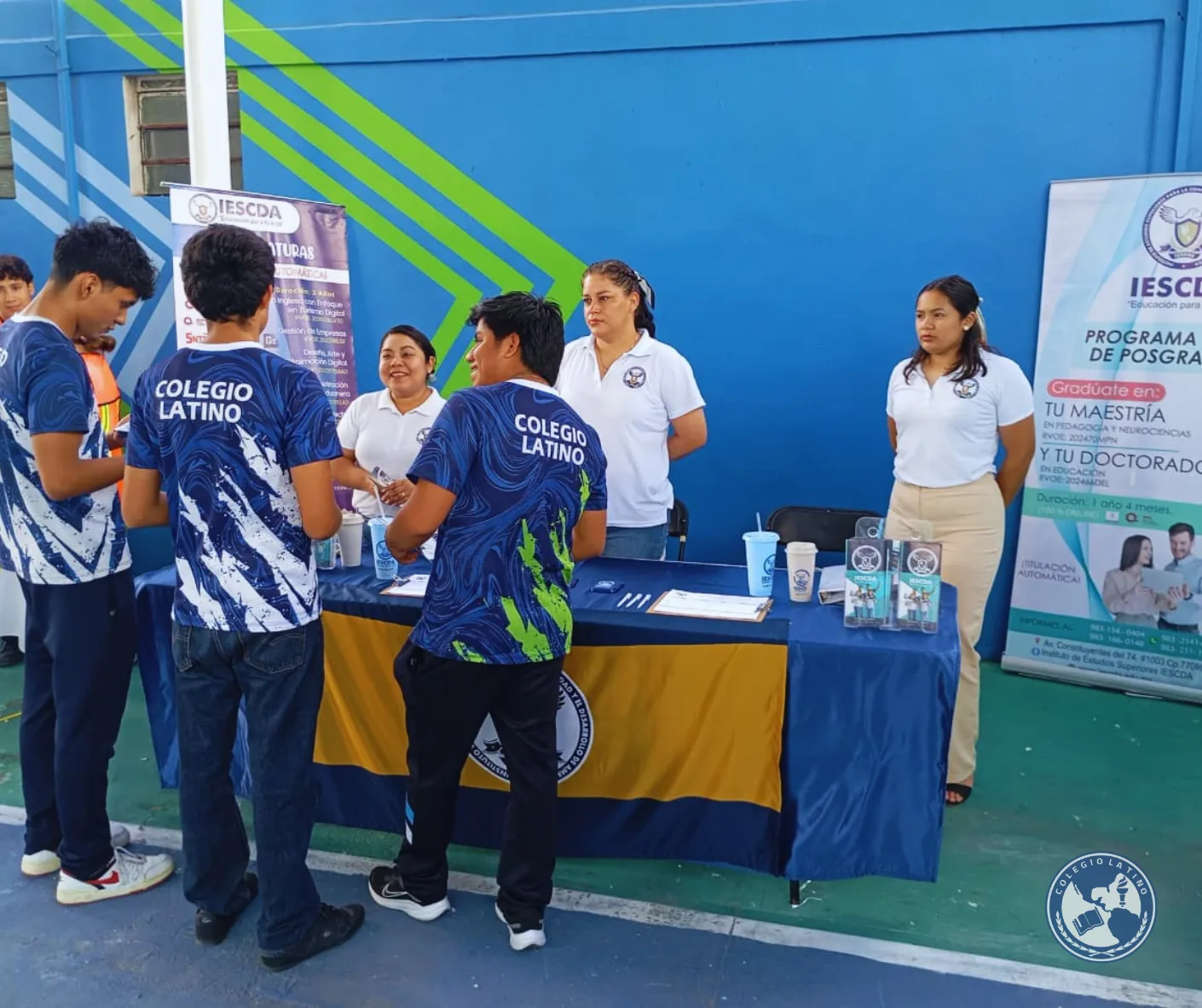 Estudiantes de Colegio Latino de espaldas en un stand de la Feria del Emprendimiento
