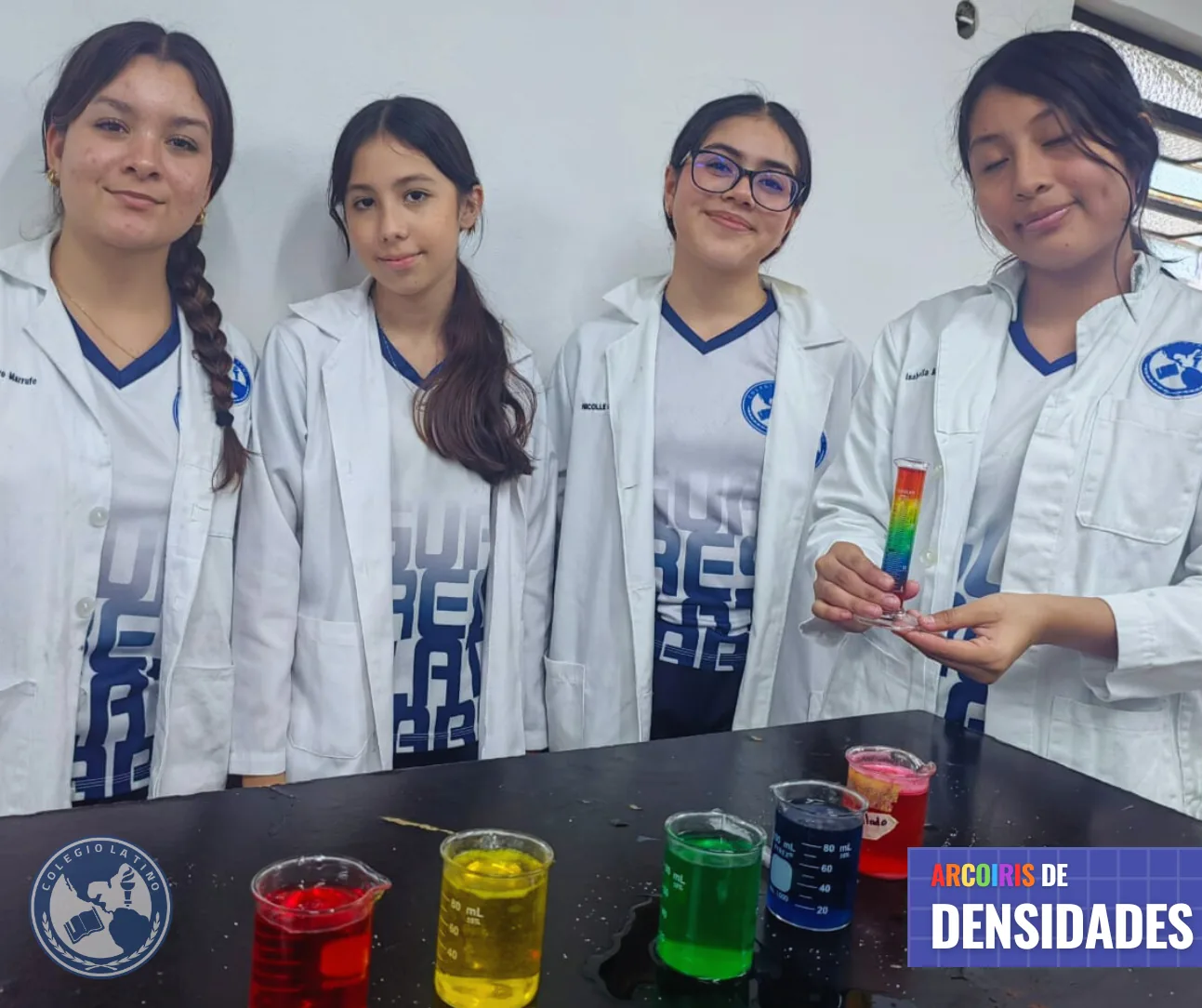 Estudiantes de Colegio Latino con bata de laboratorio presentando un proyecto científico