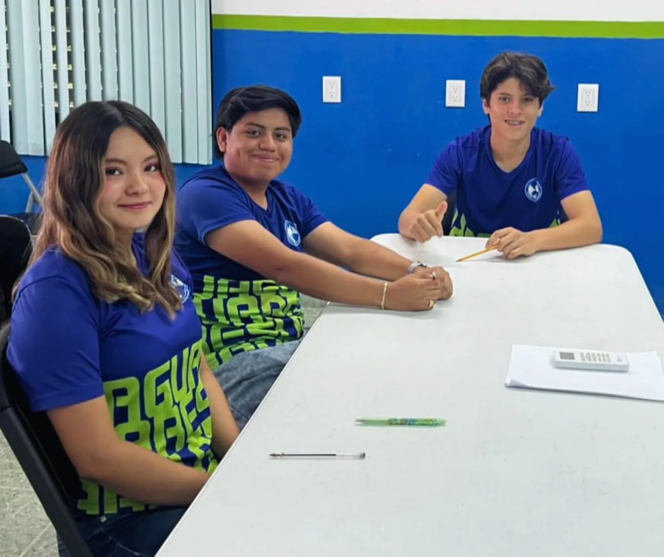 Tres estudiantes de Bachillerato de Colegio Latino en una sesión de acompañamiento