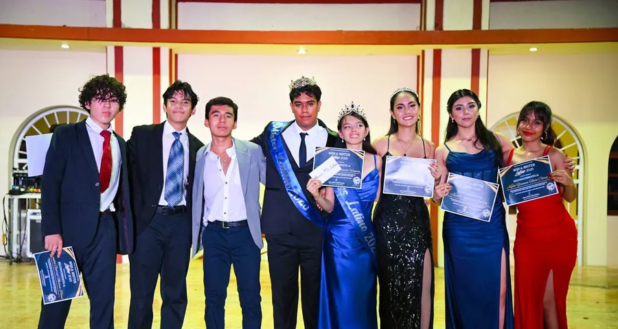 Estudiantes de Bachillerato de Colegio Latino en gala formal con bandas y diplomas de Miss & Mister Latino