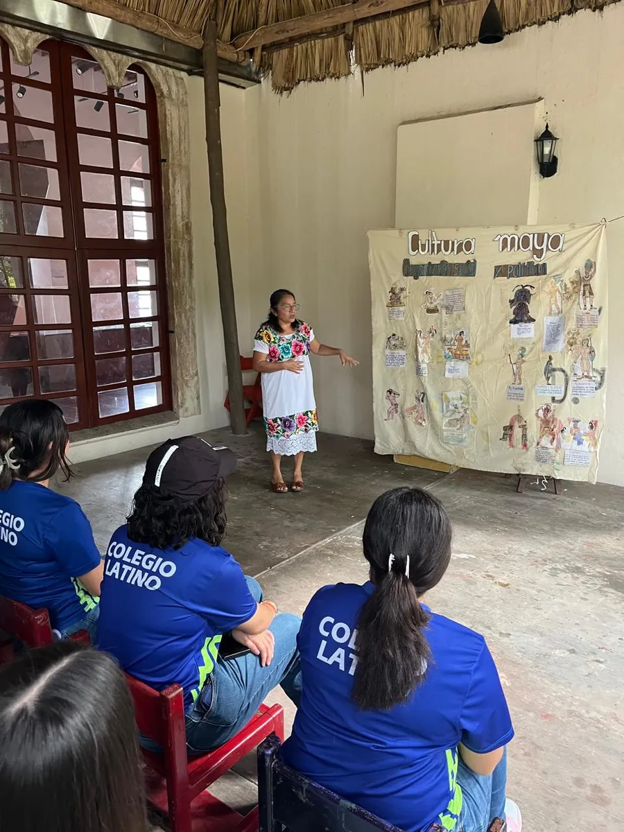 Estudiantes de Bachillerato de Colegio Latino escuchando una presentación sobre la cultura maya